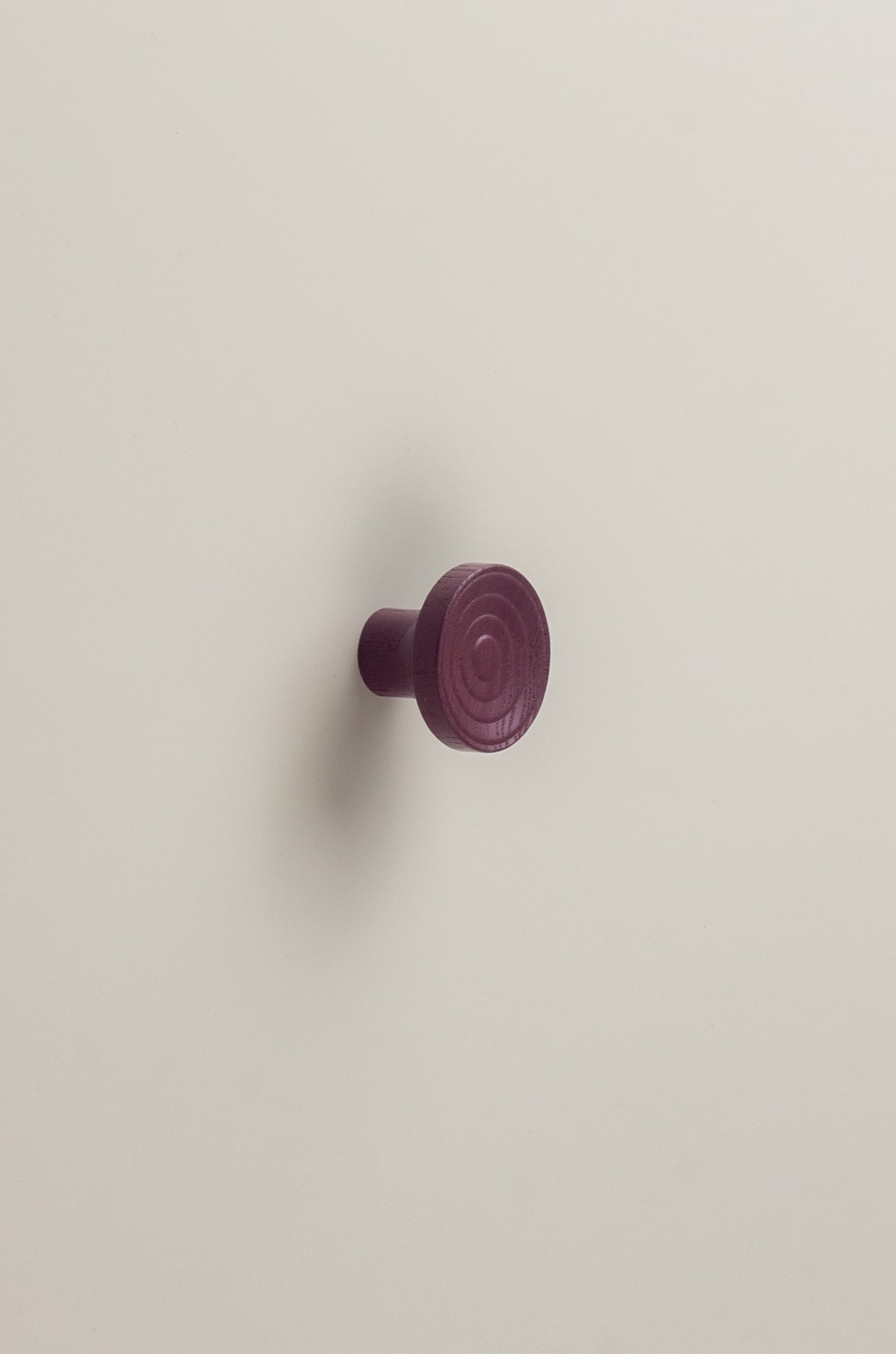 Uchwyt meblowy Sebio S w kolorze Crimson Red – Filigrana
